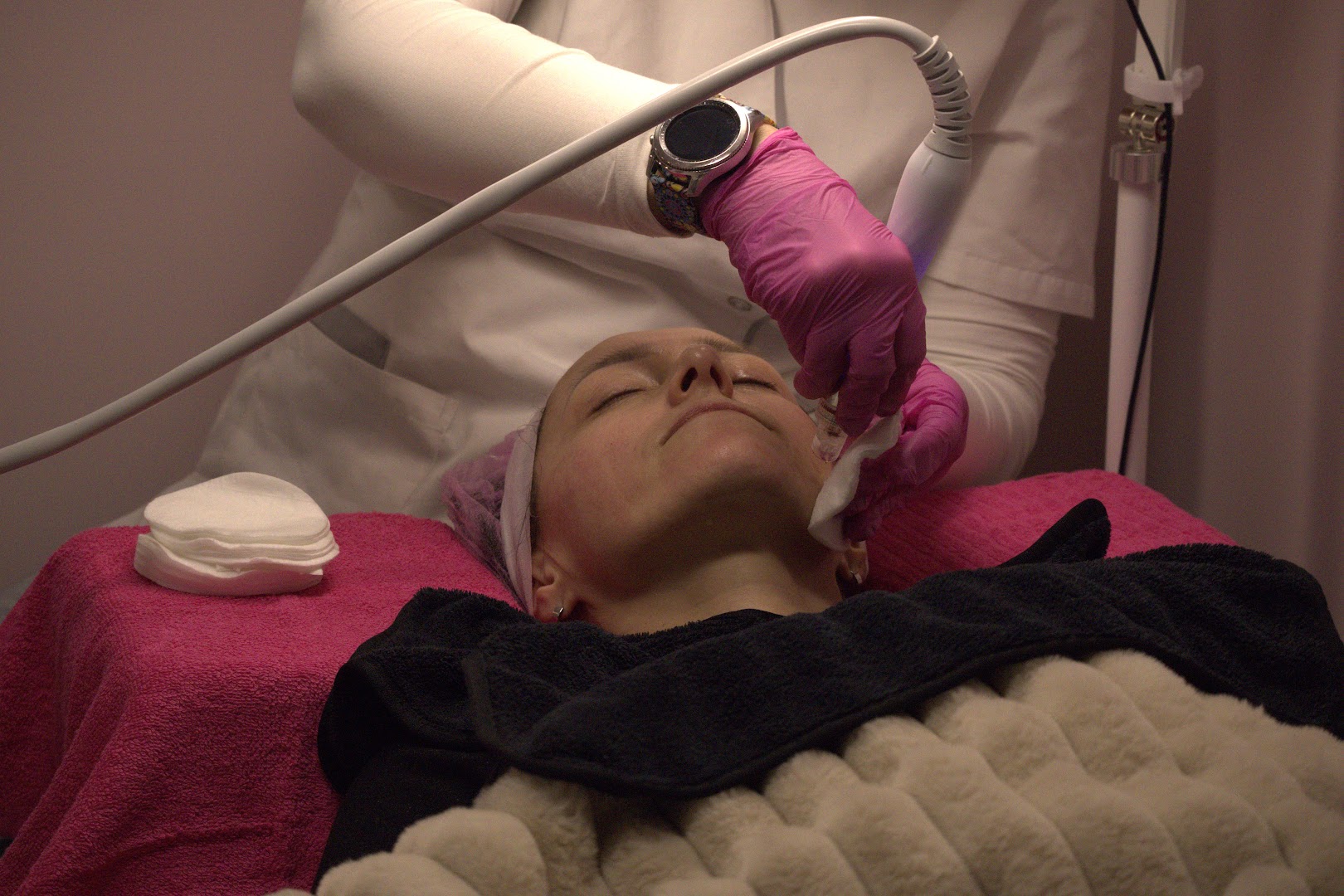 Gezichtsbehandeling met professionele huidverbeteringsapparatuur bij Sparkle & Shine
