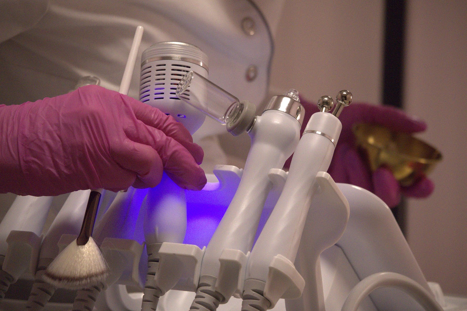 Close-up van professionele huidverzorgingsapparatuur, LED- en microneedling-apparatuur