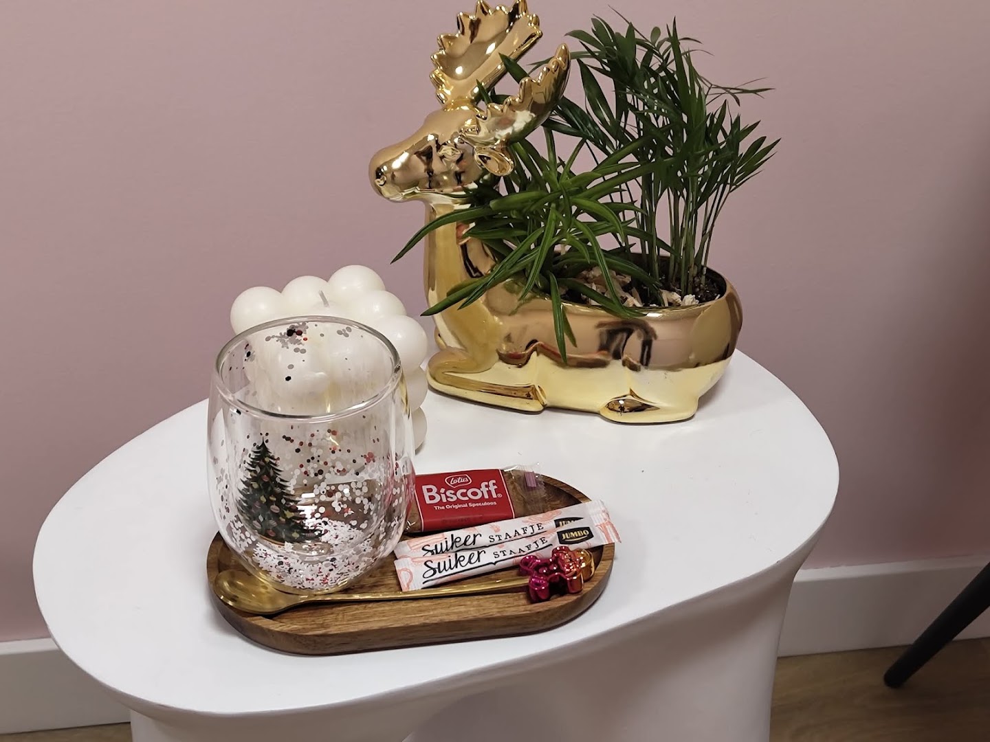 Sfeervolle ontvangst bij Sparkle & Shine, met een gouden detail en een kaars